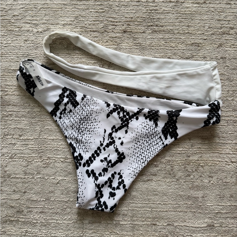 SHEIN Black and White Bikini - Picture 5 of 5